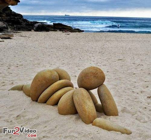 beach-girl-stone-art